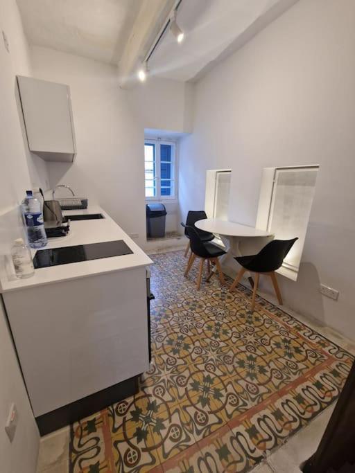 No 60, 2Nd Floor, Centrally Located, Fully Equipped Studio Apt Floriana Exterior foto